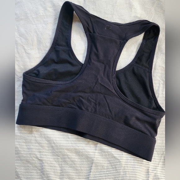 Fabletics On the go sports bra with built-in in pockets. Medium - Picture 5 of 6
